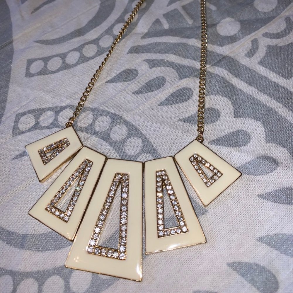 ✨ Francesca’s Geometric Rhinestone Statement Necklace – Cream & Gold - Picture 2 of 3